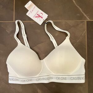 NWT Calvin Klein lightly lined wireless bra
